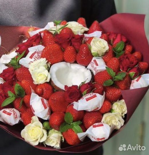 Съедобный букет из фруктов и клубники