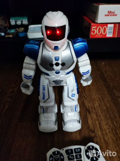 Робот на пульте управления