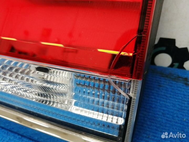 Фонарь в крышку багажника правый 81581-60360