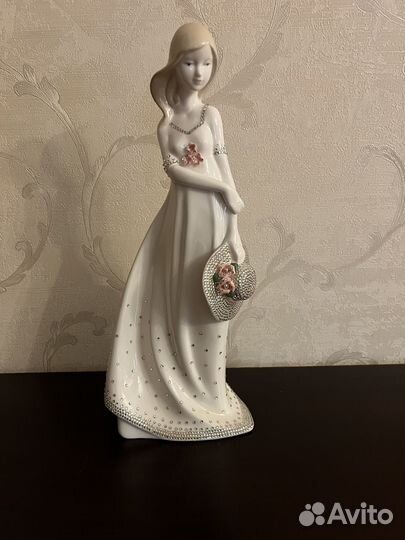 Статуэтка (фигурка) фарфоовая девушка со шляпой