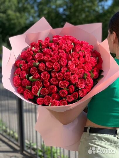 Букет 101 роза в оформлении