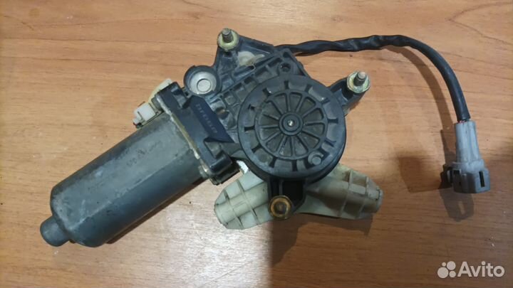 Моторчик стеклоподъемника правый Toyota Carina E