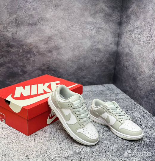 Кроссовки женские