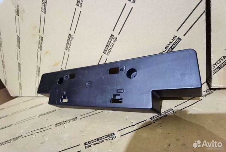 Подиум гос. номера Toyota Land Cruiser 200