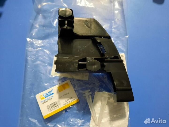 Кронштейн фонаря задний правый Тoyota Land Cruiser