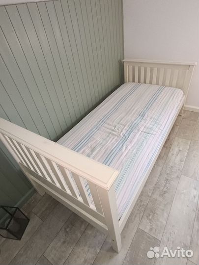 Деревянная кровать из массива