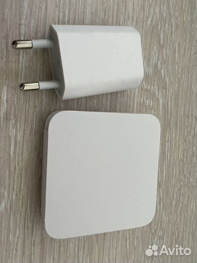 Наушники и зарядник Apple