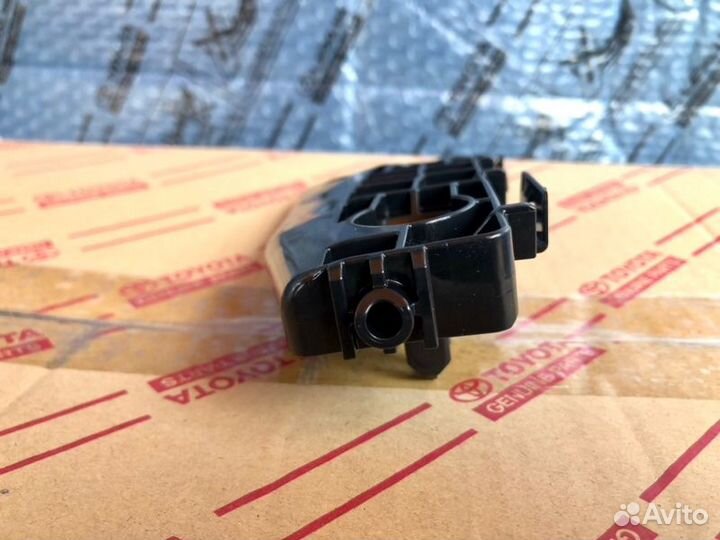 Кронштейн бампера передний левый Toyota Lc 200