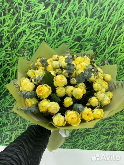 21 кустовая роза с эвкалиптом