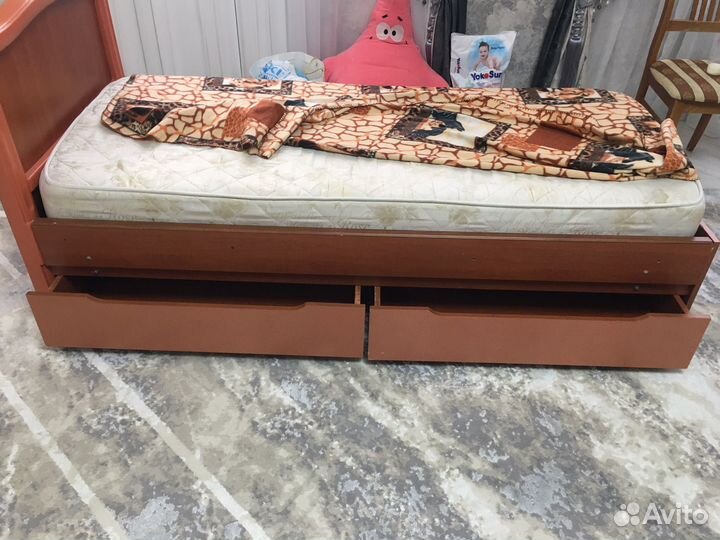 Детская кровать и шкаф