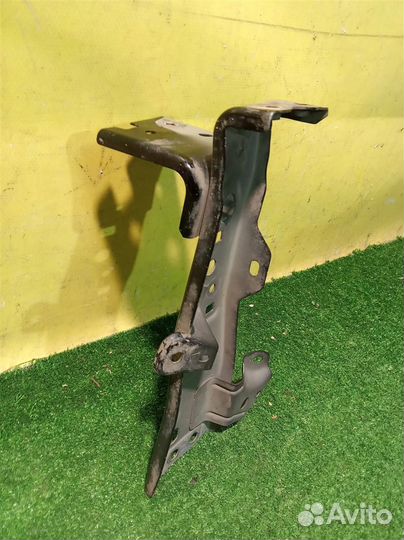 Кронштейн крепления переднего левого крыла Mazda