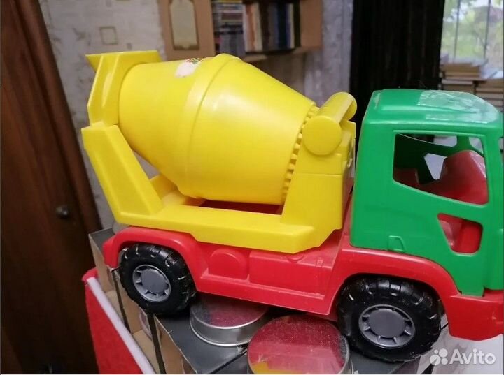 Игрушечная машинка