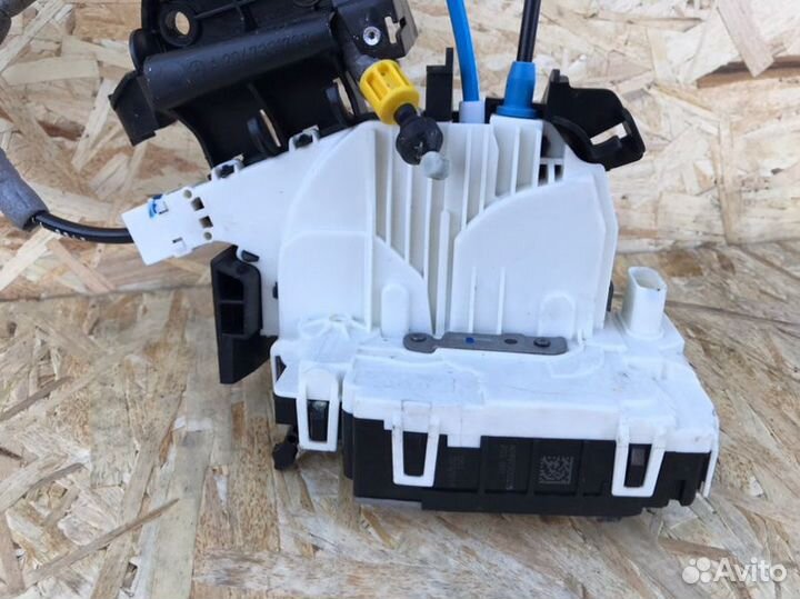 Замок двери задний левый Mercedes-Benz C W204 1.8