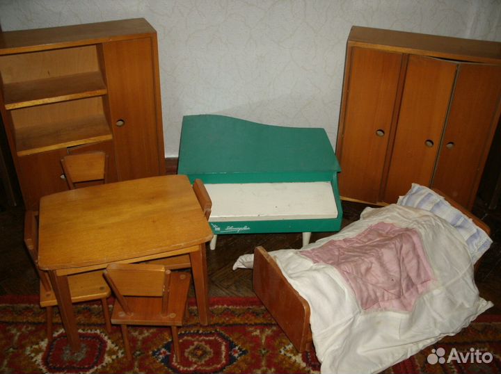 Игрушечная комната для куклы