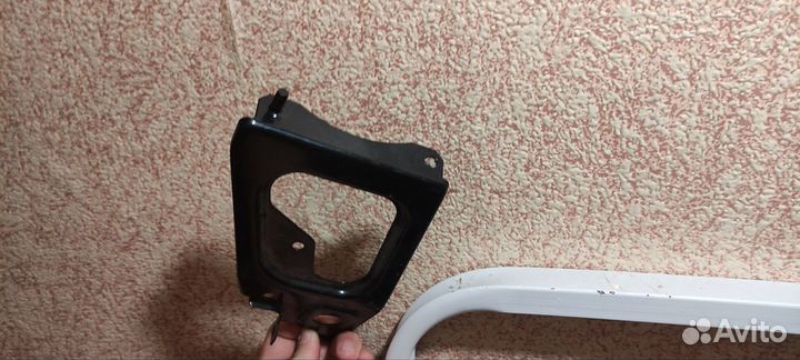 Кронштейн правой фары 2113-2115