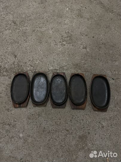 Сковородка чугунная на деревянной подставке