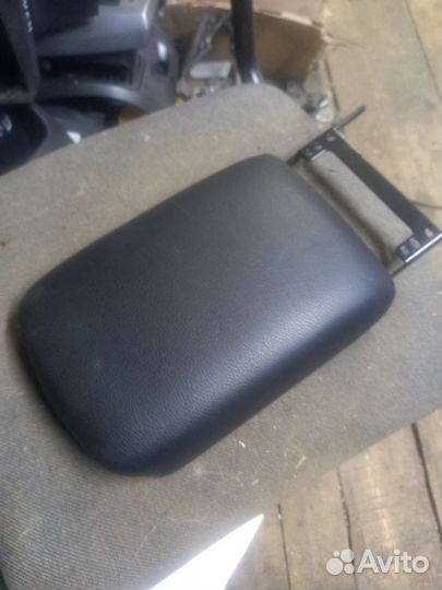 Ниссан Х-трейл Т31 крышка подлокотника