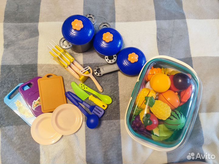 Набор еды и посуды