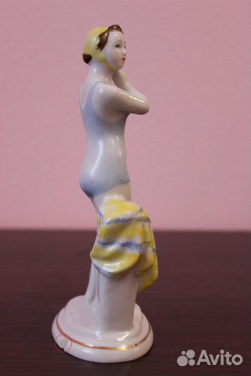 Фарфоровая статуэтка Юная купальщица лфз