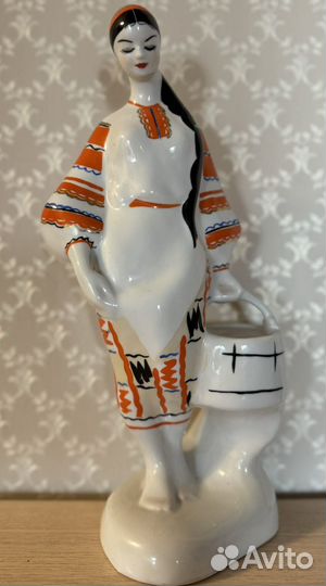 Статуэтка фарфор Девушка с ведром