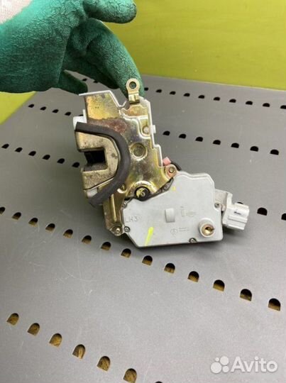 Замок двери левый Nissan Primera P11