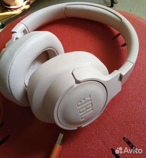 Беспроводные наушники JBL tune