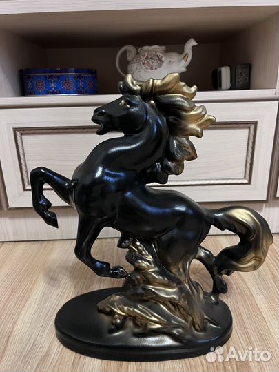 Статуэтка конь