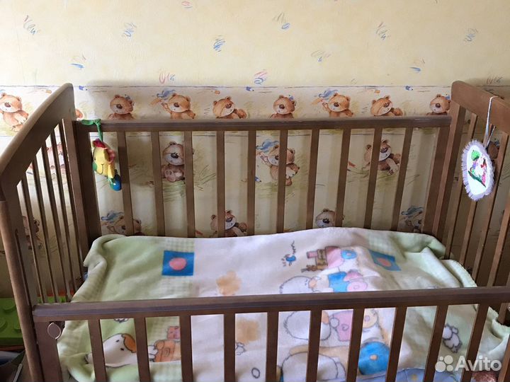 Детская кроватка с маятником и ящиком