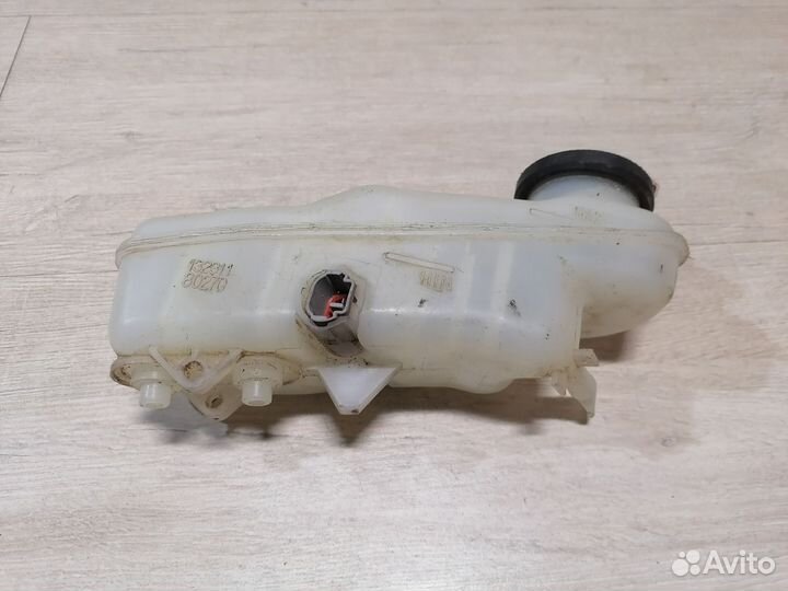 Бачок тормозного цилиндра Toyota Corolla 150 Auris