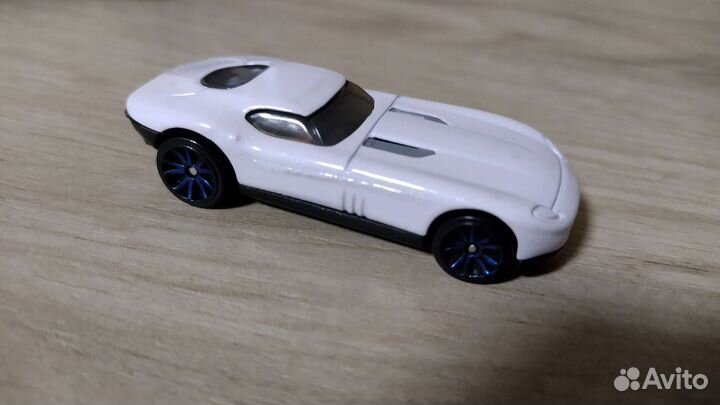 Машинки для трассы Hotwheels
