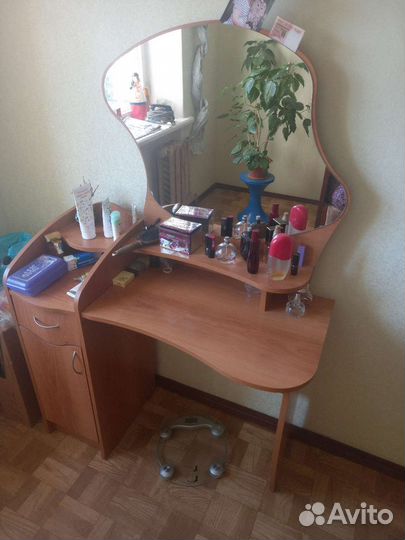 Туалетный столик с зеркалом бу