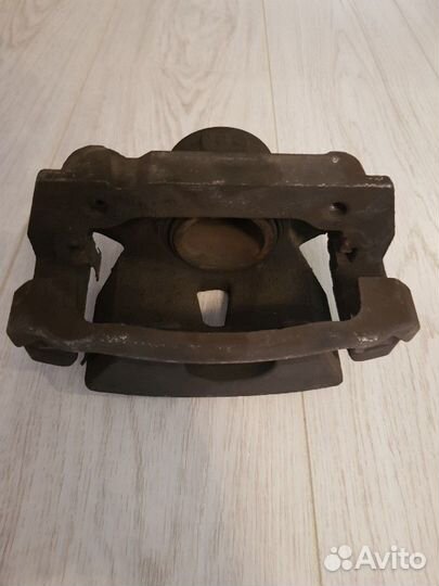 Передний левый суппорт Lexus IS250