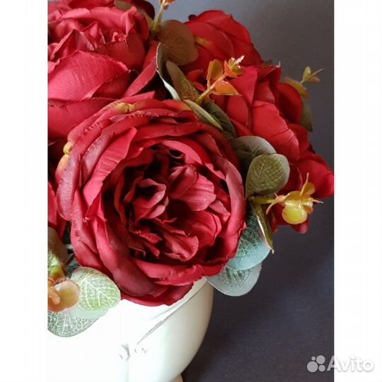 Композиция из искусственных роз Остин с вазой