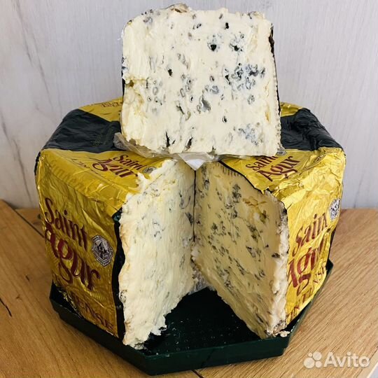 Сыр с голубой плесенью Saint Agur