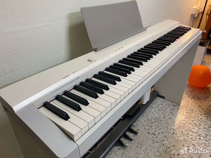 Белое цифровое пианино casio privia px-130