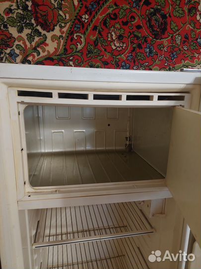 Холодильник, швейная машинка, стол-книжка