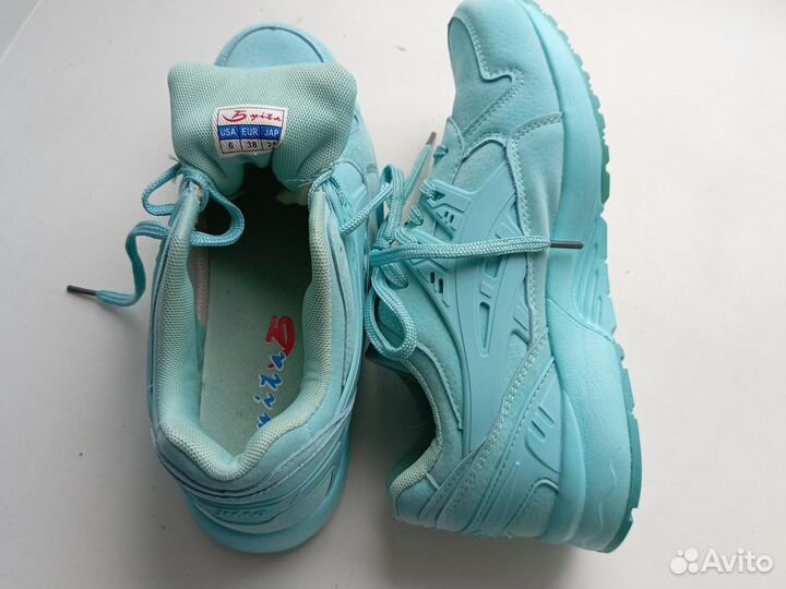 Кроссовки женские