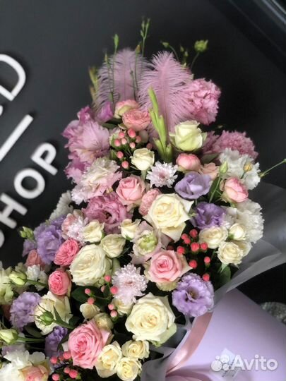 Огромный цилиндр. Цветы. Букет