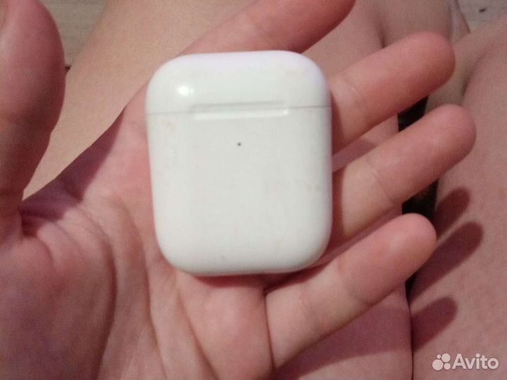 Продаю в месте с чехлом, один наушник потеряла