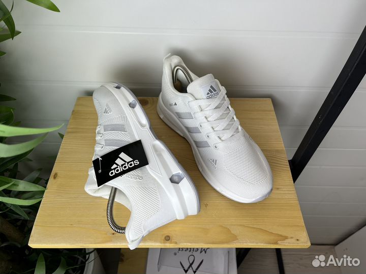 Кроссовки Adidas 41 белые