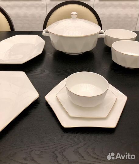 Абсолютно новый столовый сервиз, костяной фарфор