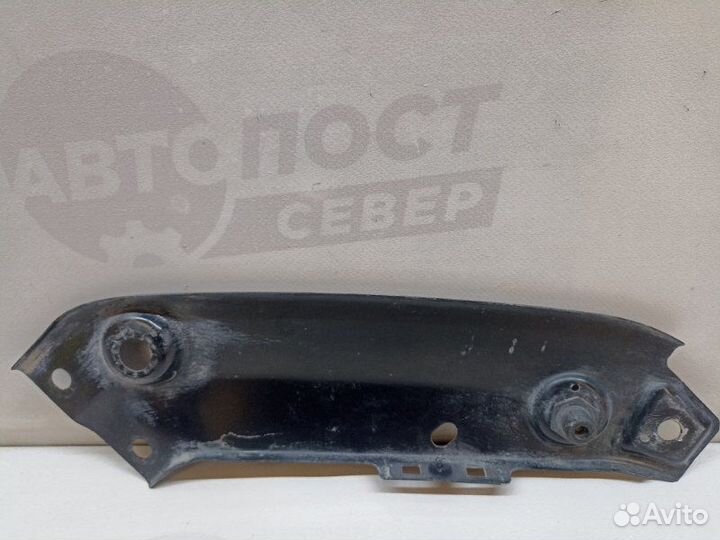 Кронштейн передний левый Volkswagen Jetta A6 cfna