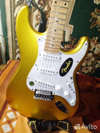 Гитара Fender Stratocaster -цвет-золотой