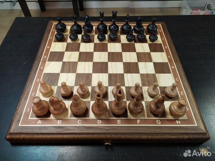Шахматы бочонки на доске из ореха