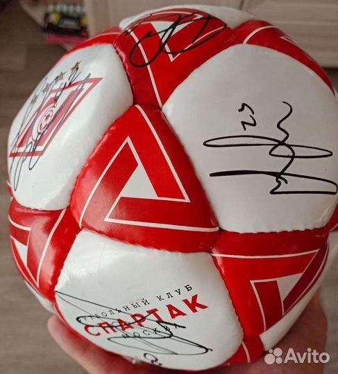 Футбольный мяч с автографами игроков Спартака