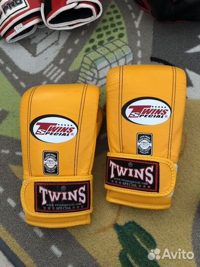 Боксерские перчатки и шлем