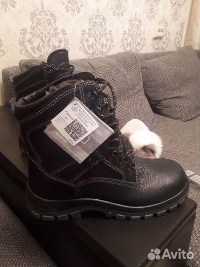 Ботинки зимние новые 42р