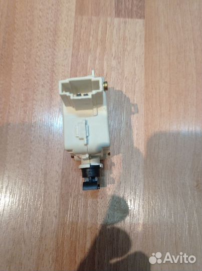 Активатор замка багажника 3B0959781C Wv