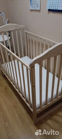 Детская кроватка с маятником