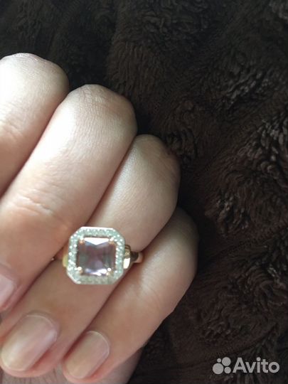 Золотое кольцо с ситаллом цвета Султанит